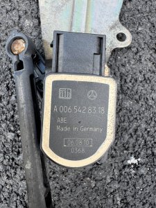 Датчик положения кузова передний левый MERCEDES-BENZ E-CLASS OEM A0065428318 212047 2011