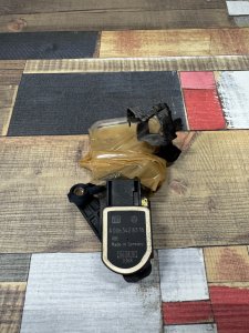 Датчик положения кузова передний левый A0065428318 MERCEDES-BENZ E-CLASS
