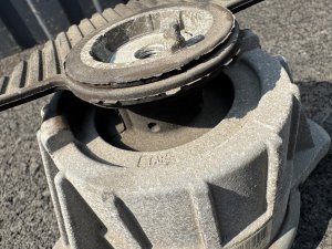 Подушка двигателя левая MERCEDES-BENZ E-CLASS OEM А2042404217 212047 2011