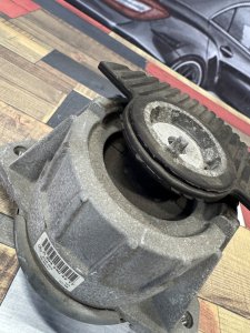 Подушка двигателя левая MERCEDES-BENZ E-CLASS OEM А2042404217 212047 2011
