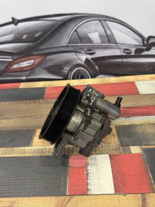 Насос гидроусилителя руля MERCEDES-BENZ E-CLASS OEM А0064667601 212047 2011
