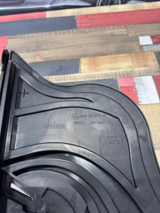 Воздухозаборник MERCEDES-BENZ E-CLASS OEM А2128300203 212047 2011