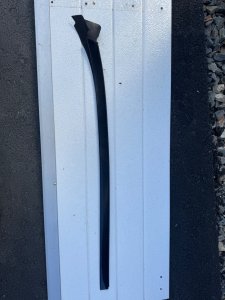 Молдинг лобового стекла правый А2126901082 MERCEDES-BENZ E-CLASS