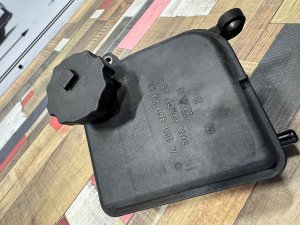 Бачок гидроусилителя руля MERCEDES BENZ C-CLASS OEM А0004602983 204248 2012